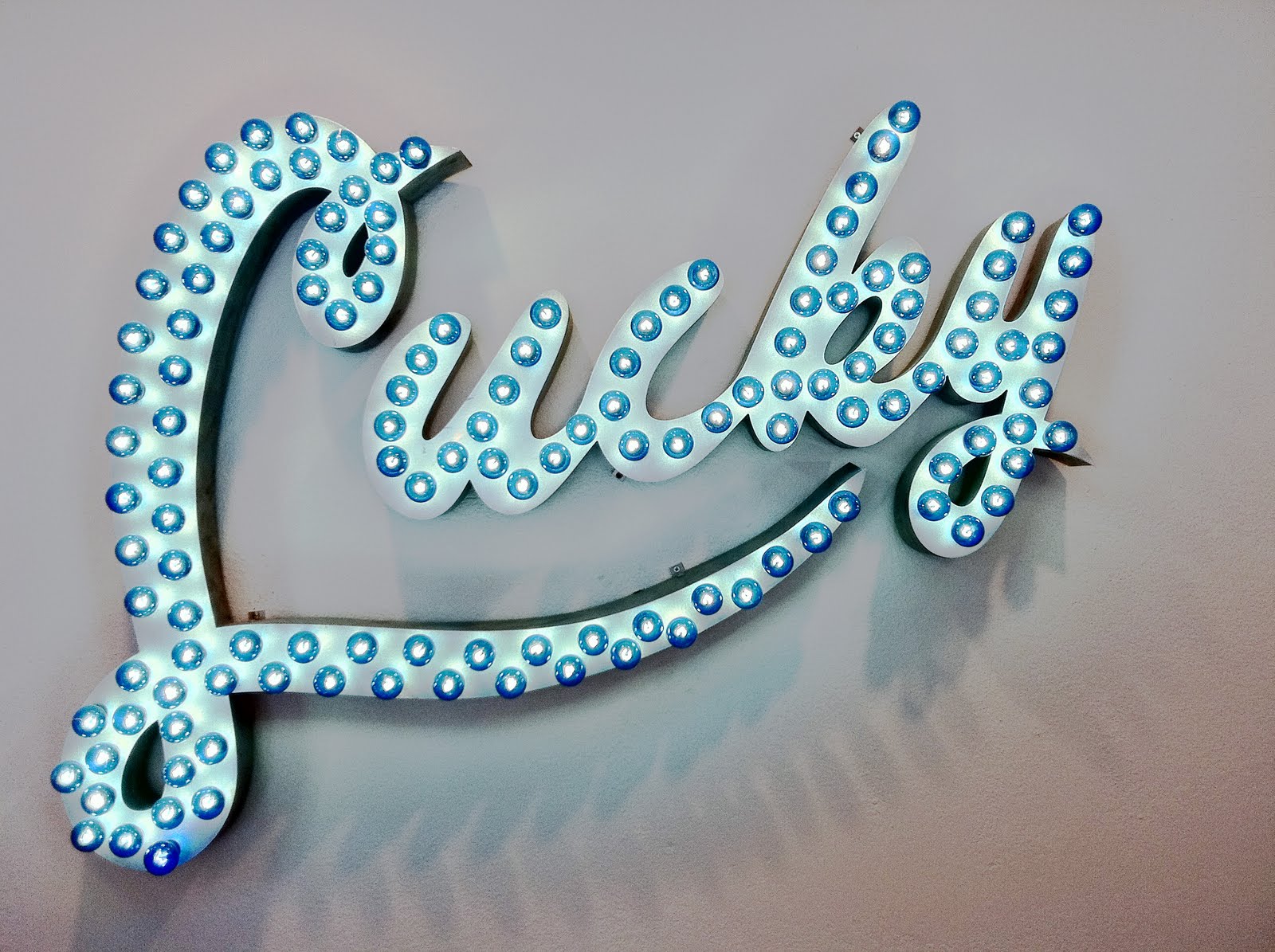 vintage_neon_sign_lucky