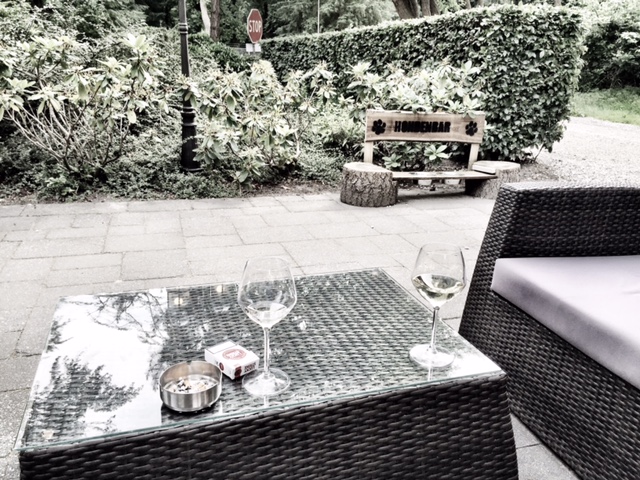 Restaurant VUUR te Baarn | Recensie 23 Dit zijn niet onze sigaretten en asbak maar gelukkig is op dit plaatje de rest al wel afgeruimd
