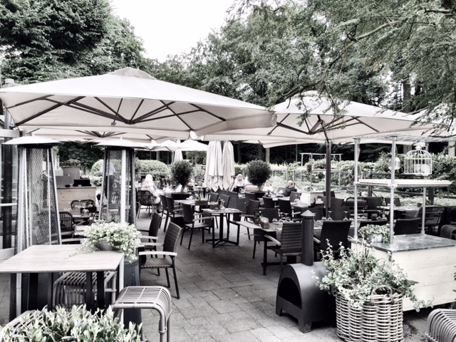 Restaurant VUUR te Baarn | Recensie 22 Restaurant Vuur - vrijwel leeg terras
