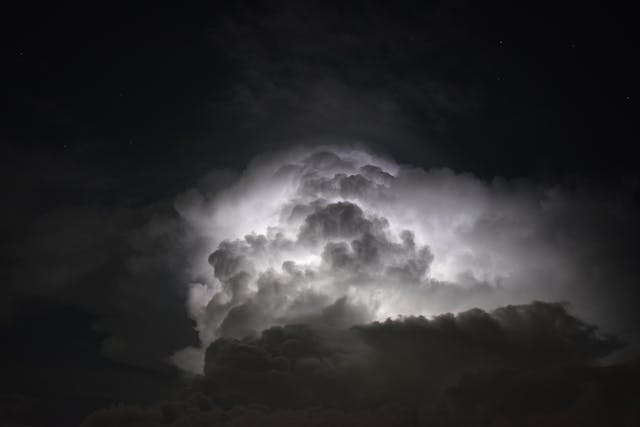 De man die wolken verzamelde 3 De man die wolken verzamelde des avonds