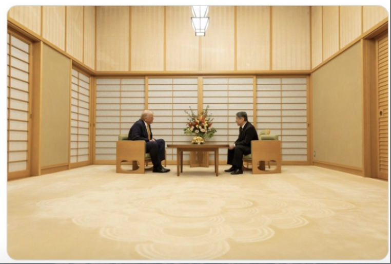 Ontvangstruimte in het Keizerlijk Paleis in Tokio met twee stoelen en bloemen als symbool van Japanse eenvoud en stilte