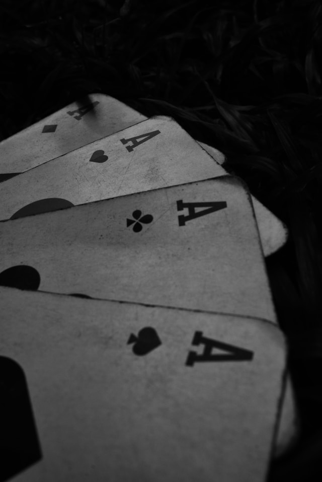 Foetelen: dat mooie Limburgse woord voor een klein beetje valsspelen (en soms meer) 1 Vintage speelkaarten op linnen tafel in zacht avondlicht – Limburgs woord foetelen